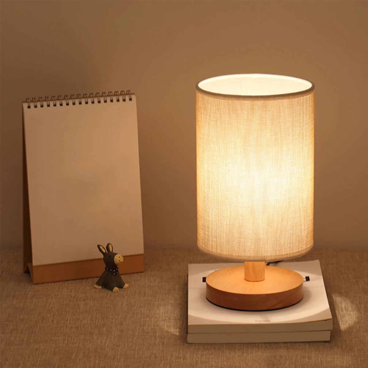 Candeeiro de mesa de linho LED Candeeiro de noite de linho com luz branca quente Candeeiro de cabeceira de linho alimentado por USB de madeira ao lado da lâmpada